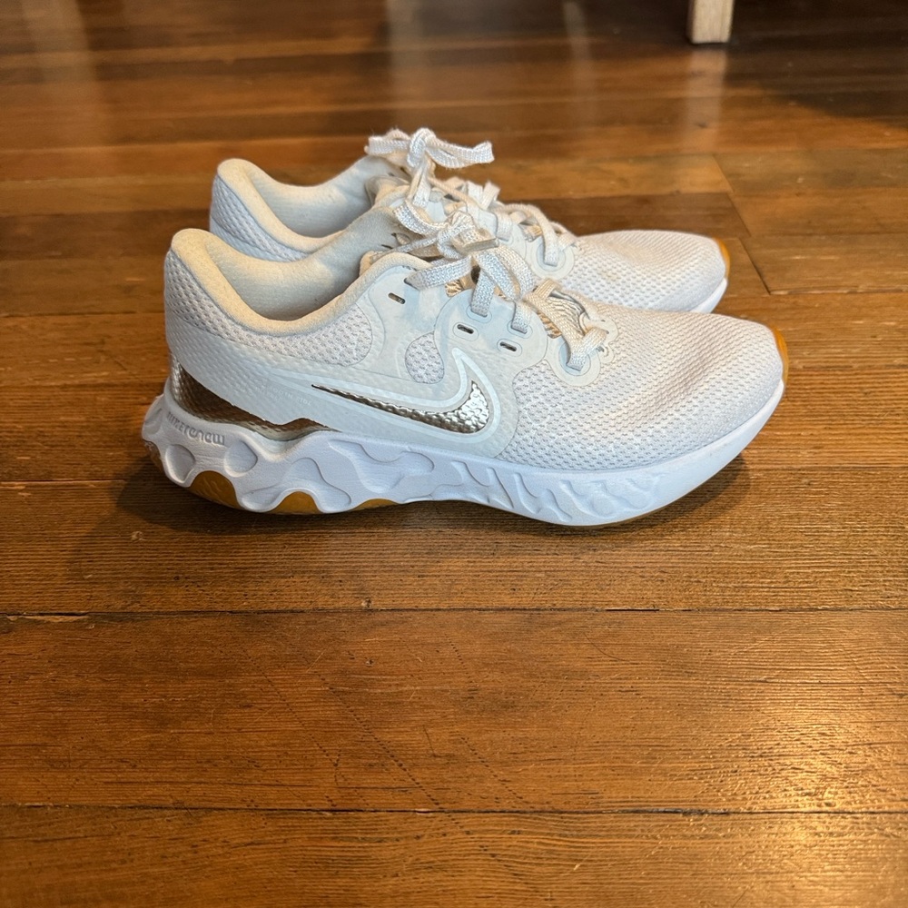 Nike Renew Ride 2 platinum sz 8.5
